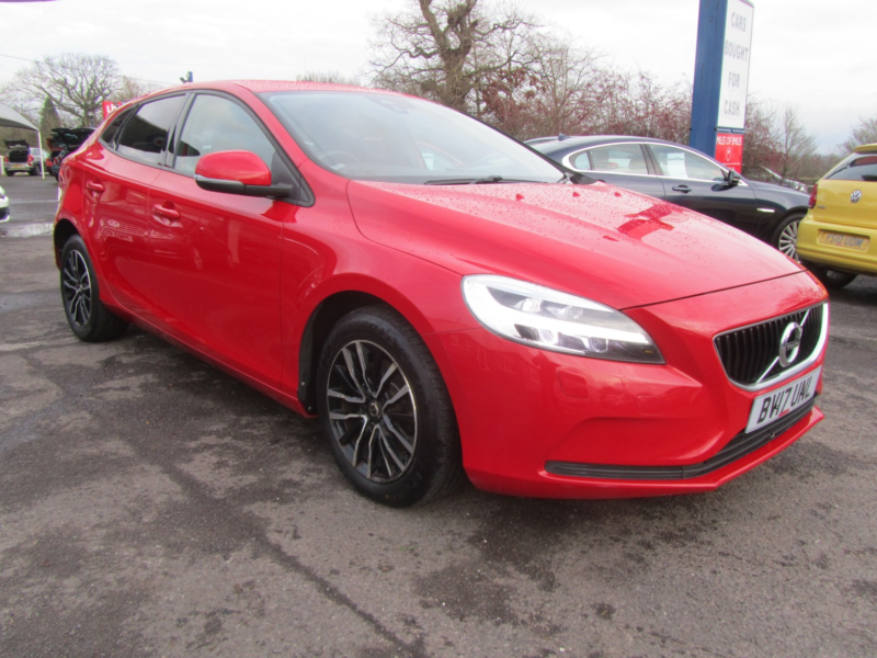 2017 Volvo V40 2.0 Momentum T2 in Red — image 1