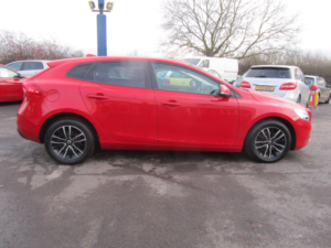 2017 Volvo V40 2.0 Momentum T2 in Red — image 2