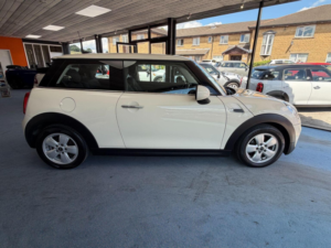 2015 MINI Hatch 1.2 One Auto Euro 6 (s/s) 3dr in White — image 2