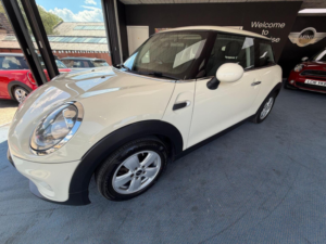 2015 MINI Hatch 1.2 One Auto Euro 6 (s/s) 3dr in White — image 5