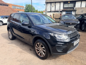 2017 Land Rover Discovery Sport Td4 Se in Black — image 3