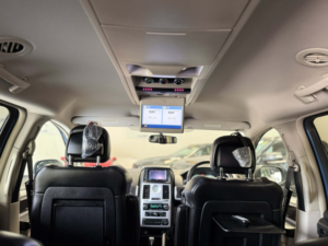 2011 Chrysler Grand Voyager 2.8 Grand Voyager 2.8 Crd Limited in Blue — image 2