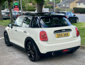 2016 MINI Hatch 1.5 5-Door Hatch Cooper in White — image 5