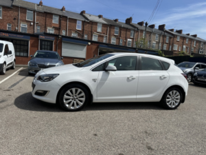 2015 Vauxhall Astra 1.6 16v Elite in White — image 4