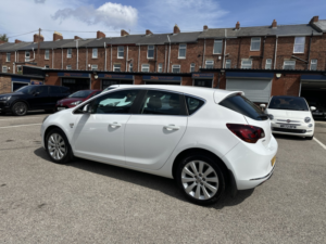 2015 Vauxhall Astra 1.6 16v Elite in White — image 6