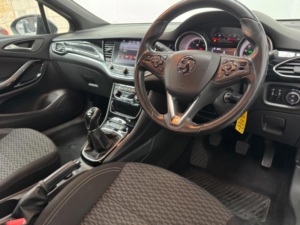 2016 Vauxhall Astra 1.6 Cdti Blueinjection Sri Nav Euro 6 (s/s) 5dr in Black — image 3
