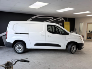 2021 Vauxhall Combo 1.5 Turbo D 2300 Edition Auto L2 H1 Euro 6 (s/s) 4dr in White — image 4