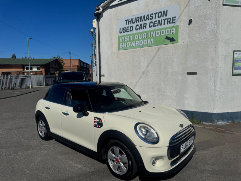 2018 MINI Cooper 1.5c Classic Hatchback 5dr Petrol Steptronic Euro 6 (s/s) (156 Ps) in White — image 1