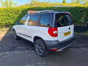 2013 Skoda Yeti 2.0 Tdi Adventure 4WD Euro 5 5dr in White — image 3