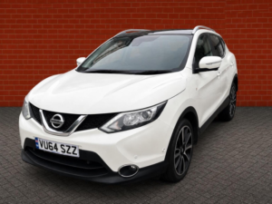 2014 Nissan Qashqai 1.6 Dci Tekna 2WD Euro 5 (s/s) 5dr in White — image 4
