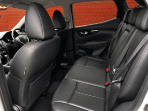 2014 Nissan Qashqai 1.6 Dci Tekna 2WD Euro 5 (s/s) 5dr in White — image 5