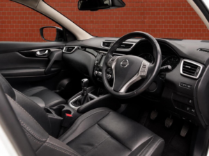 2014 Nissan Qashqai 1.6 Dci Tekna 2WD Euro 5 (s/s) 5dr in White — image 6