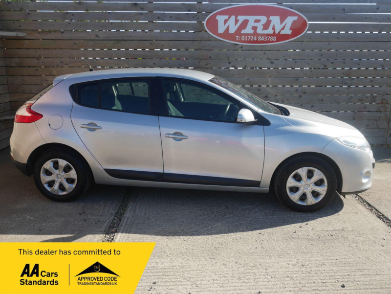2010 Renault Megane 1.6 16v Expression Hatchback 5dr Petrol Manual Euro 4 (100 Ps) in Silver — image 1
