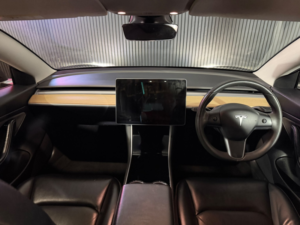2019 Tesla Model 3 Standard Range Plus in Black — image 4