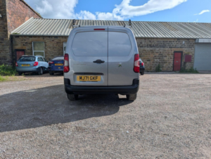 2021 Peugeot Partner 1.5 Bluehdi 950 Professional Premium Long Panel Van Lwb Euro 6 6dr in Grey — image 6