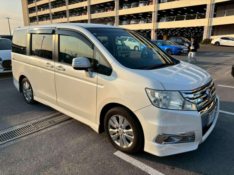 2011 Honda Stepwagon 2.0 Spada Z 5dr 7 Seats in White — image 1