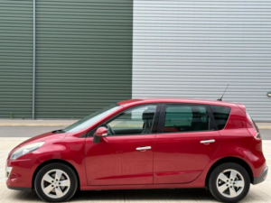 2011 Renault Scenic 1.5 Dci Dynamique Tomtom Euro 5 5dr in Red — image 4