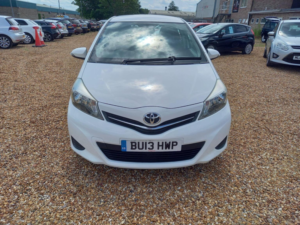 2013 Toyota Yaris 1.33 Dual Vvt-I Tr Euro 5 5dr in White — image 2