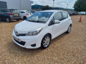 2013 Toyota Yaris 1.33 Dual Vvt-I Tr Euro 5 5dr in White — image 3