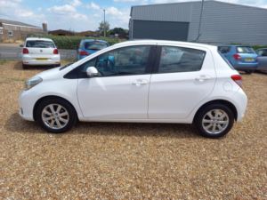 2013 Toyota Yaris 1.33 Dual Vvt-I Tr Euro 5 5dr in White — image 4