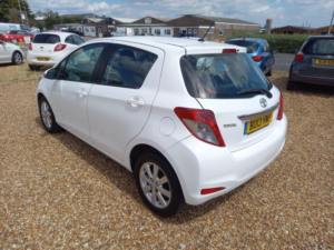 2013 Toyota Yaris 1.33 Dual Vvt-I Tr Euro 5 5dr in White — image 5