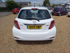 2013 Toyota Yaris 1.33 Dual Vvt-I Tr Euro 5 5dr in White — image 6