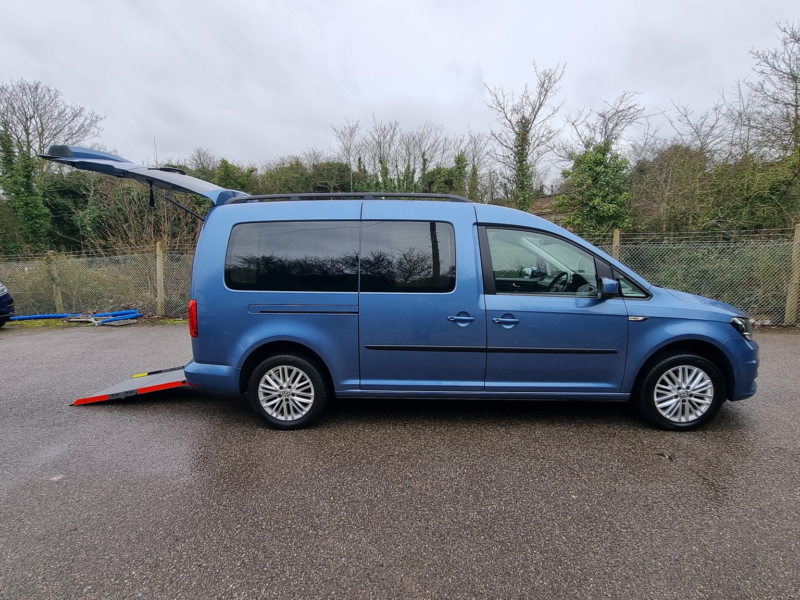 2020 Volkswagen Caddy Maxi Life 2.0 Tdi in Blue — image 1