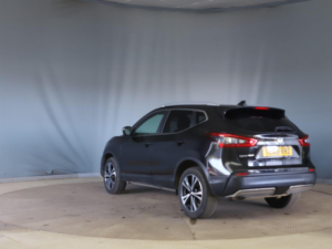 2019 Nissan Qashqai 1.3 Dig-T N-Connecta Euro 6 (s/s) 5dr in Black — image 4