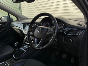 2016 Vauxhall Astra 1.6 Cdti Blueinjection Elite Nav Euro 6 (s/s) 5dr in Blue — image 3