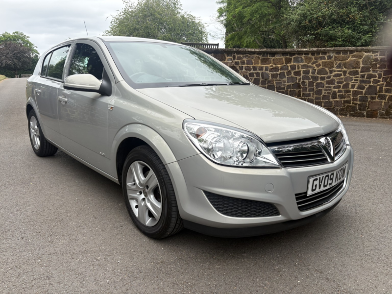 2009 Vauxhall Astra 1.6 I 16v Club in Silver — image 1