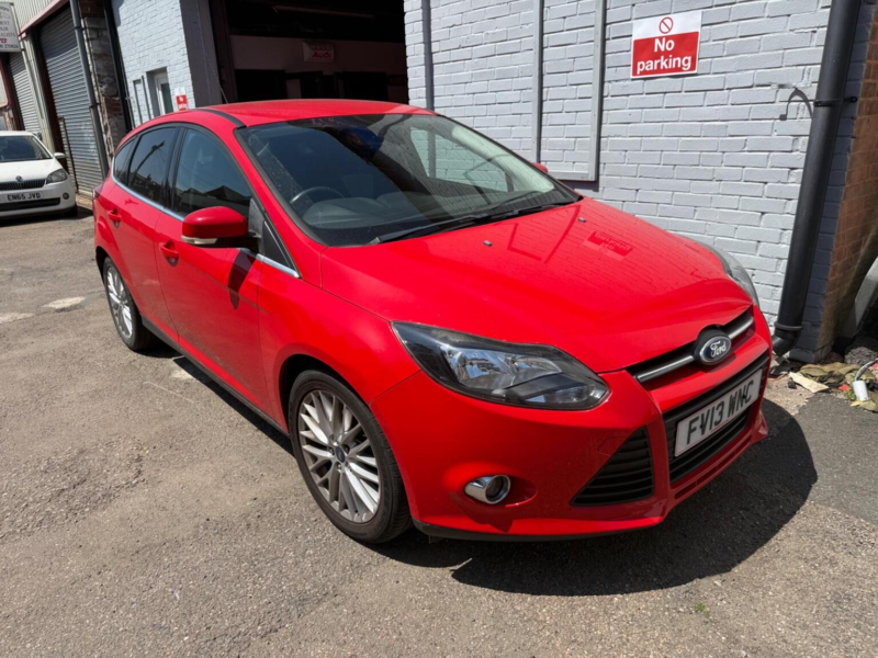 2013 Ford Focus 1.0t Ecoboost Zetec Euro 5 (s/s) 5dr in Red — image 1