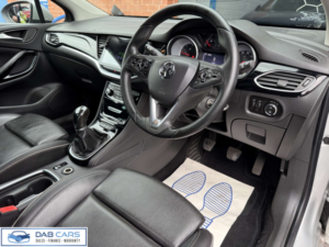 2015 Vauxhall Astra 1.6 Astra Elite Nav Cdti S/s 5dr in Silver — image 4
