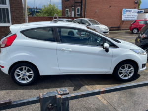 2015 Ford Fiesta 1.25 Zetec Hatchback 3dr Petrol Manual Euro 6 (82 Ps) in White — image 2