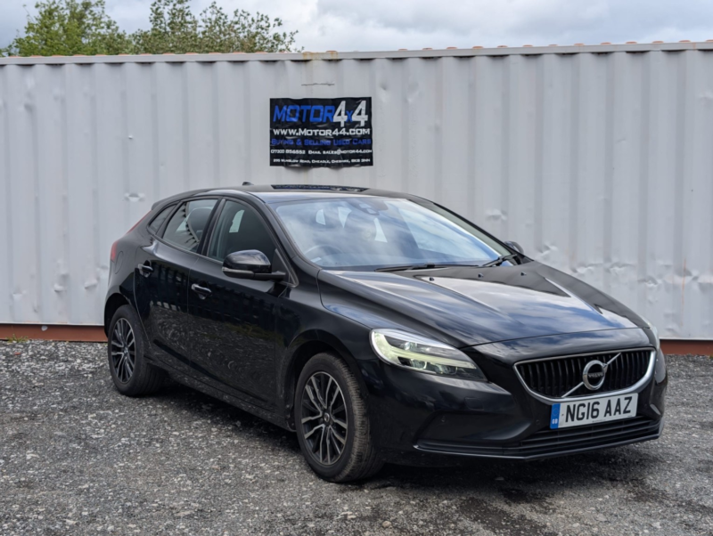 2016 Volvo V40 2.0 Momentum T2 in Black — image 1