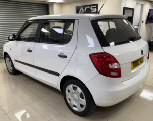 2010 Skoda Fabia 1.2 Htp 12v 1 Hatchback 5dr Petrol Manual (140 G/km, 70 Bhp) in Multicolour — image 3