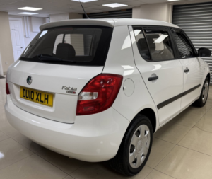 2010 Skoda Fabia 1.2 Htp 12v 1 Hatchback 5dr Petrol Manual (140 G/km, 70 Bhp) in Multicolour — image 4