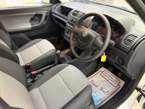 2010 Skoda Fabia 1.2 Htp 12v 1 Hatchback 5dr Petrol Manual (140 G/km, 70 Bhp) in Multicolour — image 5