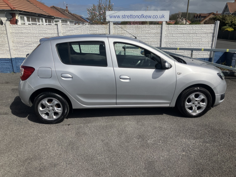 2016 Dacia Sandero 1.5 Laureate Dci 90 in Silver — image 1