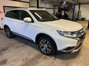 2017 Mitsubishi Outlander 2.2 Di-D 3 4WD Euro 6 (s/s) 5dr in White — image 4