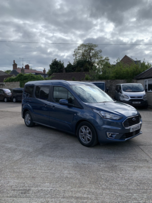 2022 Ford Grand Tourneo Connect 1.5 Tourneo Connect Titanium Grand Tourneo 1.5l Ecoblue 120ps Fwd 6-Speed Manual in Blue — image 5
