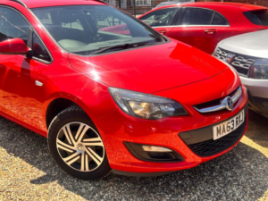 2013 Vauxhall Astra 1.6 16v Exclusiv Sports Tourer Euro 5 5dr in Red — image 3
