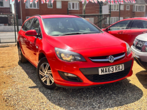2013 Vauxhall Astra 1.6 16v Exclusiv Sports Tourer Euro 5 5dr in Red — image 4
