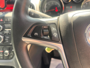 2013 Vauxhall Astra 1.6 16v Exclusiv Sports Tourer Euro 5 5dr in Red — image 6