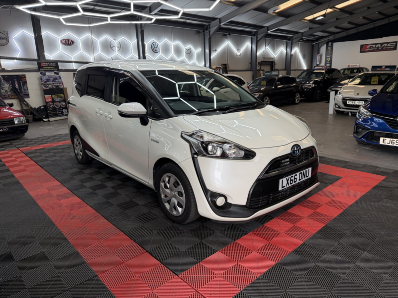 2017 Toyota Sienta 7 Seater Hybrid in White — image 1