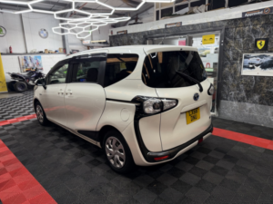 2017 Toyota Sienta 7 Seater Hybrid in White — image 3