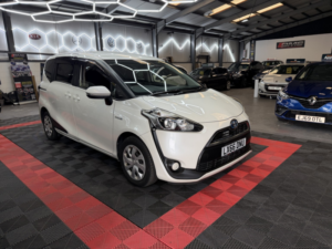 2017 Toyota Sienta 7 Seater Hybrid in White — image 4