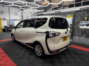 2017 Toyota Sienta 7 Seater Hybrid in White — image 5