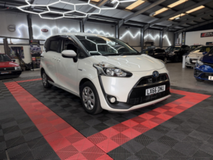 2017 Toyota Sienta 7 Seater Hybrid in White — image 6