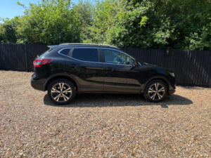 2019 Nissan Qashqai 1.3 Dig-T N-Connecta Euro 6 (s/s) 5dr in Black — image 2