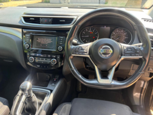 2019 Nissan Qashqai 1.3 Dig-T N-Connecta Euro 6 (s/s) 5dr in Black — image 6